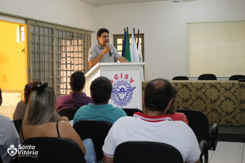 Santa Vitória realiza reunião com produtores e empreendedores para apresentação do SIMC